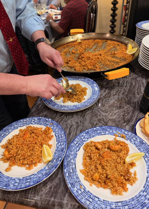 Restaurante Maluquer Quattro arroz de marisco en paella con alioli y limón