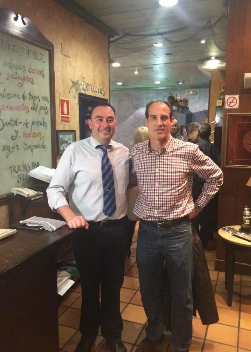 Restaurante Maluquer Quattro cliente y equipo en el interior del restaurante en Valencia
