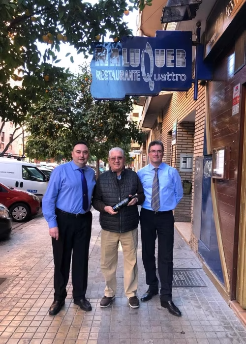 Restaurante Maluquer Quattro fachada con clientes y equipo en Valencia