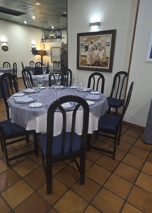 Restaurante Maluquer Quattro salón con mesa redonda en Valencia