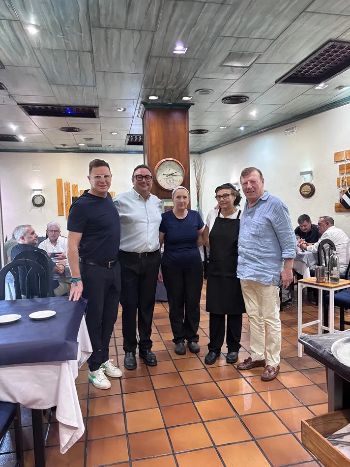 Equipo y clientes en restaurante mediterráneo en Valencia Maluquer Quattro